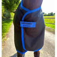 Capa Horseware Amigo Ripstop 900D Petite Turnout 200g Preto / azul clássico Capa Horseware Amigo Ripstop 900D Petite Turnout 200g Preto / azul clássico