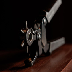 Alicate Perfurador Extra Forte Grooming Deluxe da Kentucky Preto Alicate Perfurador Extra Forte Grooming Deluxe da Kentucky Preto