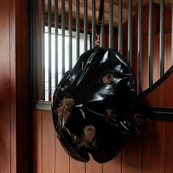 Saco de Feno Play & Slowfeeder Redondo Grooming Deluxe da Kentucky Preto