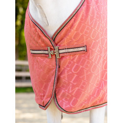 Cobertor Polar Monograma Arika LeMieux Arando Rosa Cobertor Polar Monograma Arika LeMieux Arando Rosa