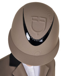 Capacete feminino com viseira larga e logotipo em relevo Equestro Noz Castanho Capacete feminino com viseira larga e logotipo em relevo Equestro Noz Castanho