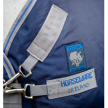 Capa de exterior Horseware Rhino® Plus Pónei 250g Preto / cinza titânio / azul clássico Capa de exterior Horseware Rhino® Plus Pónei 250g Preto / cinza titânio / azul clássico