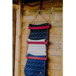 Expositor em forma de escada para cobertor Hippotonic Bordéus Bordô Expositor em forma de escada para cobertor Hippotonic Bordéus Bordô