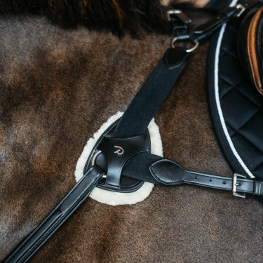 Protetor de peitoral em pele de carneiro vegana Dy'on Preto Protetor de peitoral em pele de carneiro vegana Dy'on Preto