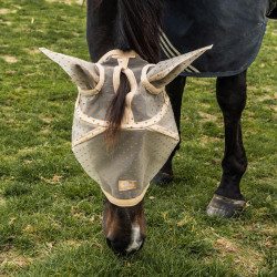Máscara anti-mosca com orelhas e nariz Kentucky com coração Bege aos quadrados