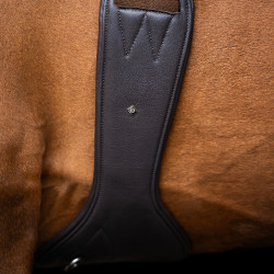 Cinchão de salto Imperial Riding anatómico com fivelas de rolete Castanho escuro Cinchão de salto Imperial Riding anatómico com fivelas de rolete Castanho escuro
