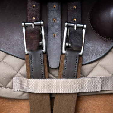 Cinchão de salto Imperial Riding anatómico com fivelas de rolete Castanho escuro Cinchão de salto Imperial Riding anatómico com fivelas de rolete Castanho escuro