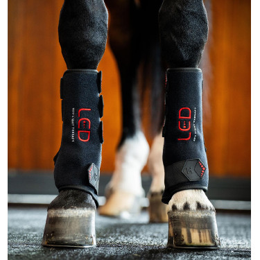 Guêtres de terapia Horseware com luzes LED vermelhas Preto / preto