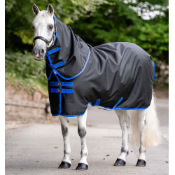 Capa Horseware Amigo Ripstop 900D Plus Pônei Turnout 100g Preto / azul clássico Capa Horseware Amigo Ripstop 900D Plus Pônei Turnout 100g Preto / azul clássico