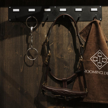 Suporte para cabeçada Grooming Deluxe com 6 ganchos e porta-nome Preto
