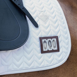 Almofada de sela de competição Fishbone com 2 números Kentucky Dressage Branco Almofada de sela de competição Fishbone com 2 números Kentucky Dressage Branco