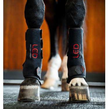 Parelha de ligaduras para patas Horseware com terapia de luz vermelha LED Preto / preto