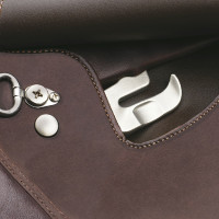 Sela Bates Caprilli Close Contact Hart Castanho