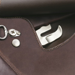 Sela Bates Caprilli Close Contact Hart Castanho