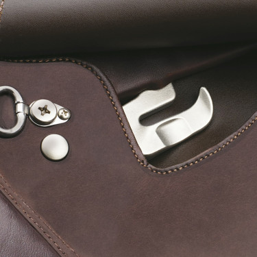 Sela Bates Caprilli Close Contact Hart Castanho