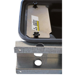 Bebedouro Polybac 30 M simples com borda com cordão e suporte de fixação La Gée