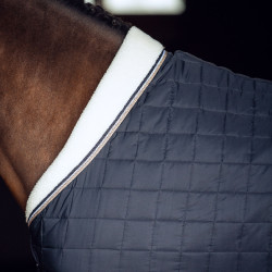 Cobertura de estábulo B Vertigo Theo 150 g Azul-marinho escuro Cobertura de estábulo B Vertigo Theo 150 g Azul-marinho escuro